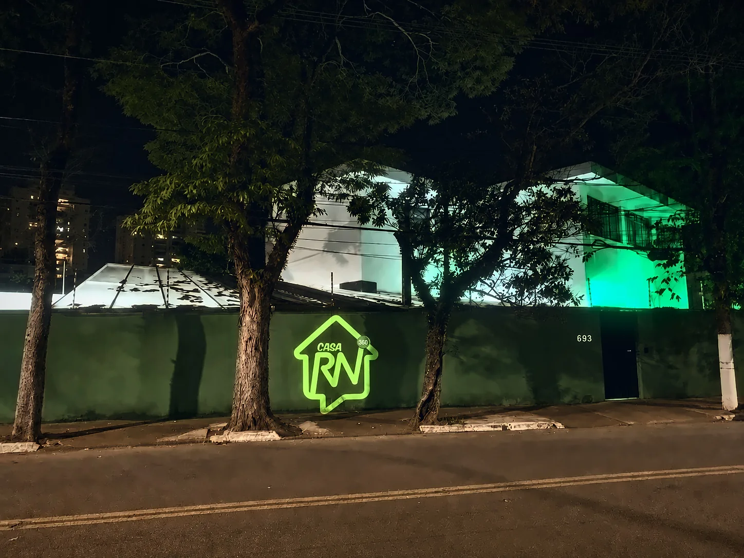 Fachada da CasaRN360 à noite — casa própria para eventos corporativos