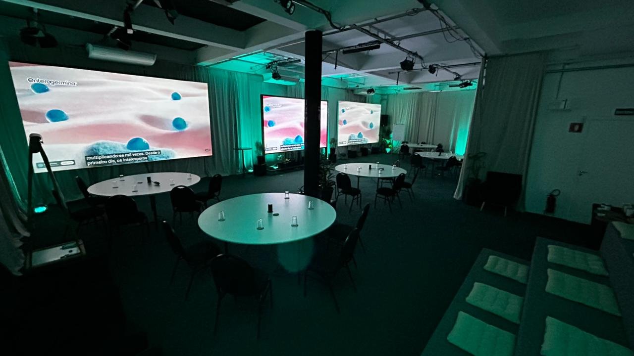 Sala modulável montada em formato auditório para plenária corporativa